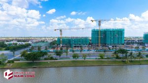 Công trường thi công các tòa nhà cao tầng lưới xanh ven đường trong khu đô thị Waterpoint