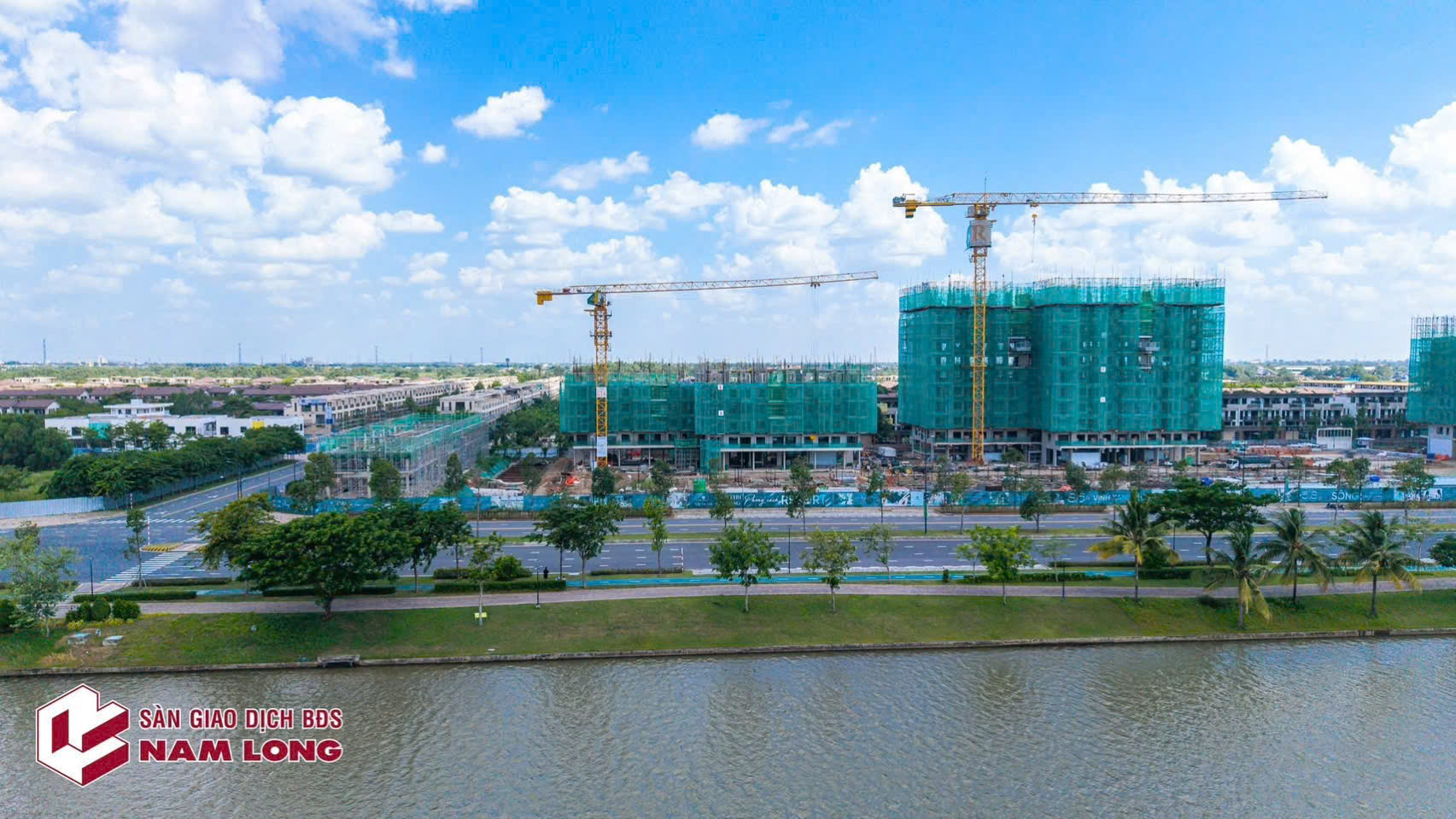 Công trường thi công các tòa nhà cao tầng lưới xanh ven đường trong khu đô thị Waterpoint