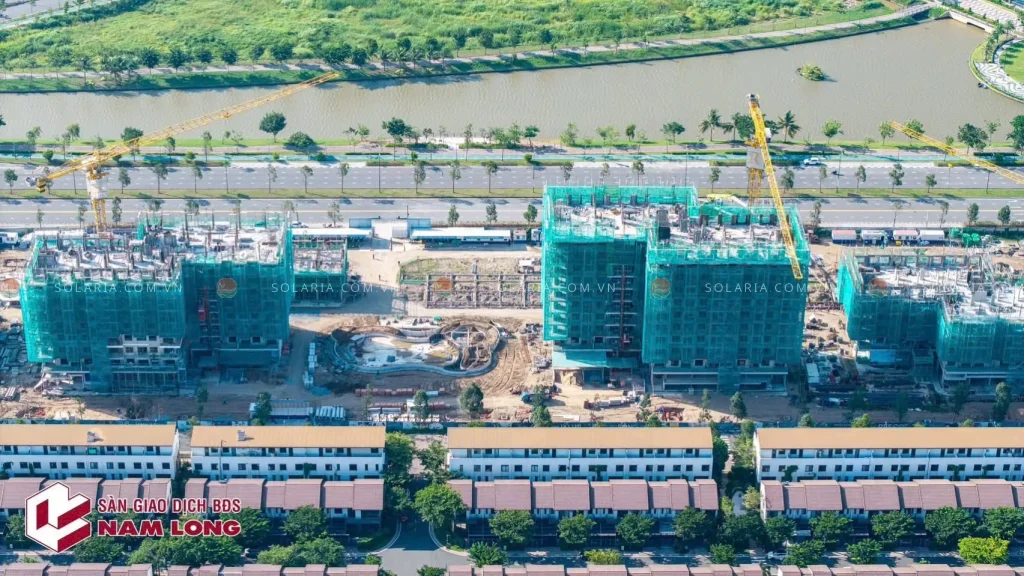 Công trường thi công nhiều tòa nhà cao tầng ven sông tại khu đô thị Waterpoint, Bến Lức
