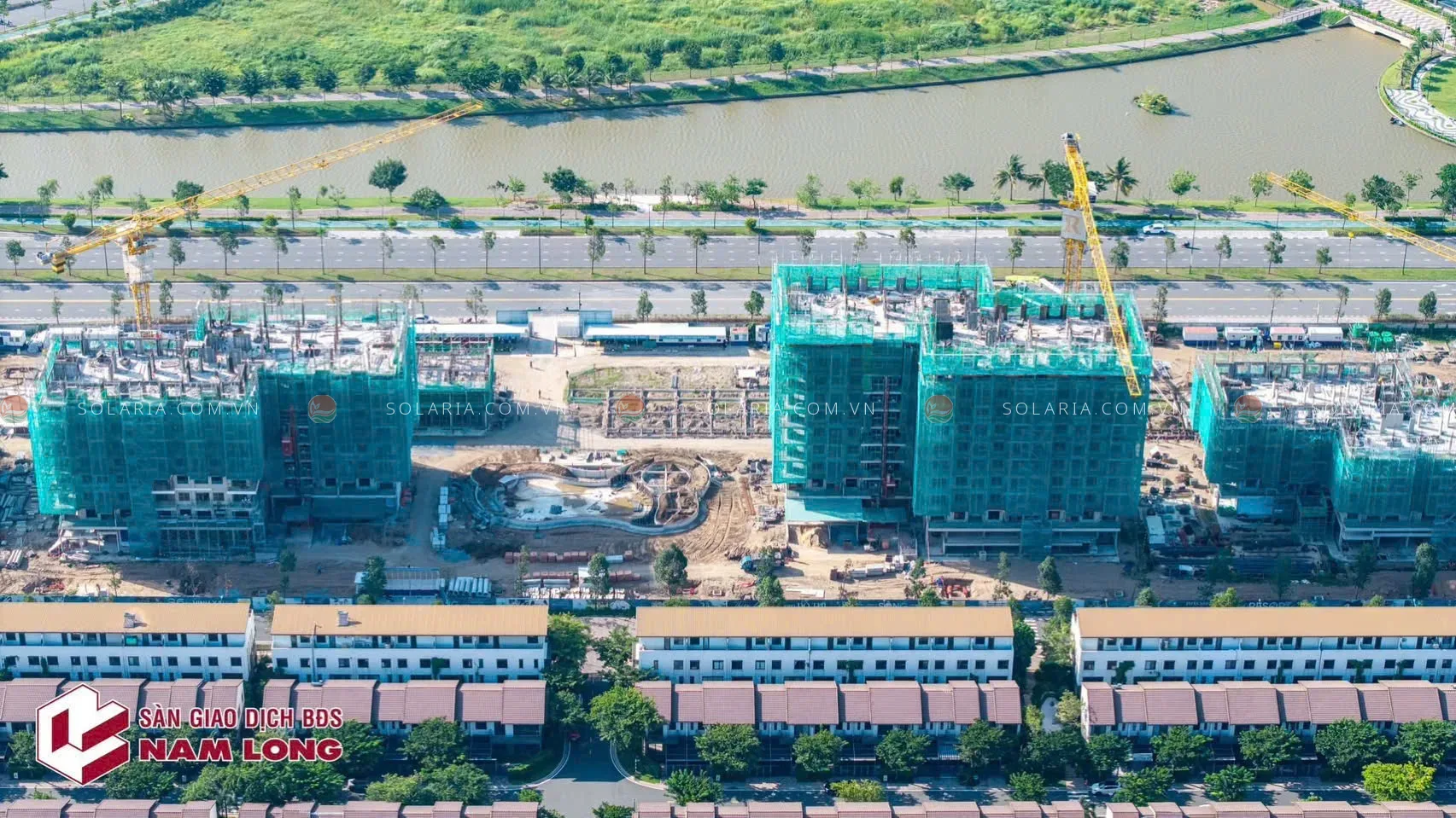 Công trường thi công nhiều tòa nhà cao tầng ven sông tại khu đô thị Waterpoint, Bến Lức