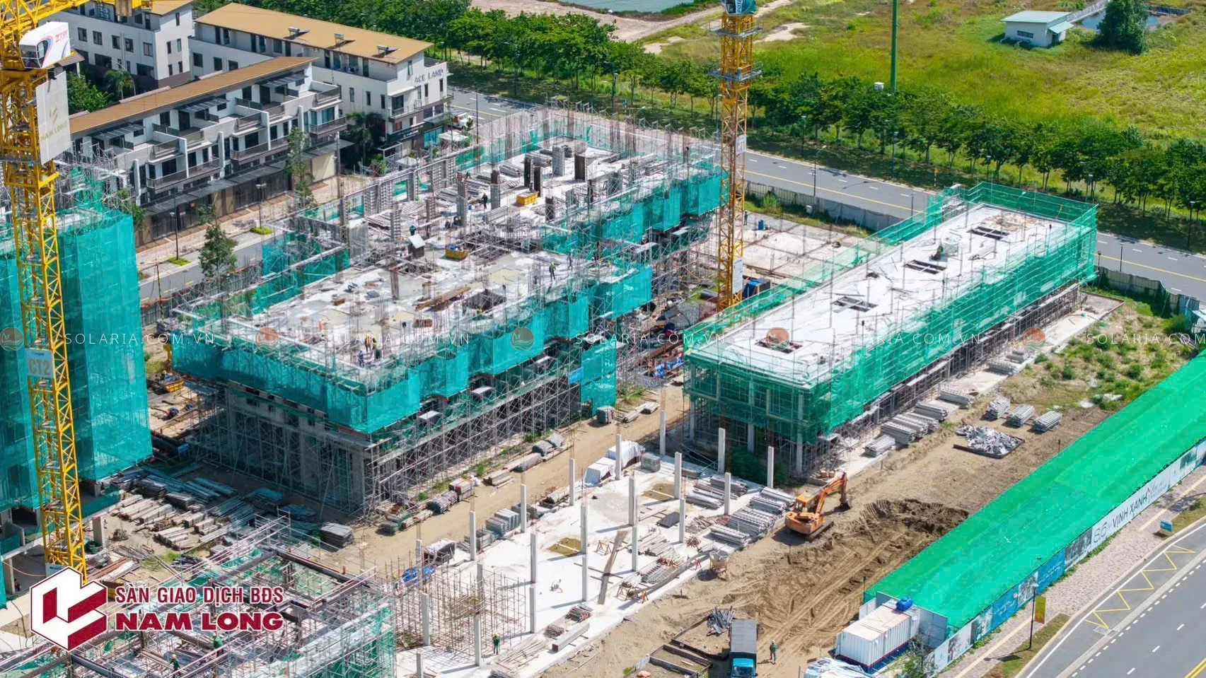 Thi công phần thô các khối nhà thấp tầng lắp giàn giáo lưới xanh tại phân khu Waterpoint