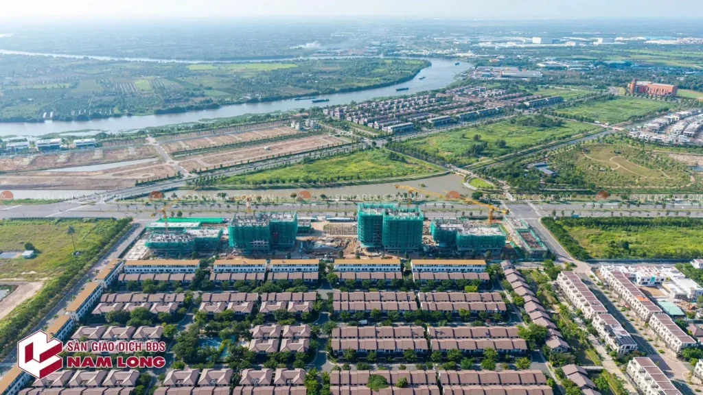Toàn cảnh khu đô thị Waterpoint nhìn từ trên cao với các dãy biệt thự, liền kề và công trường đang thi công