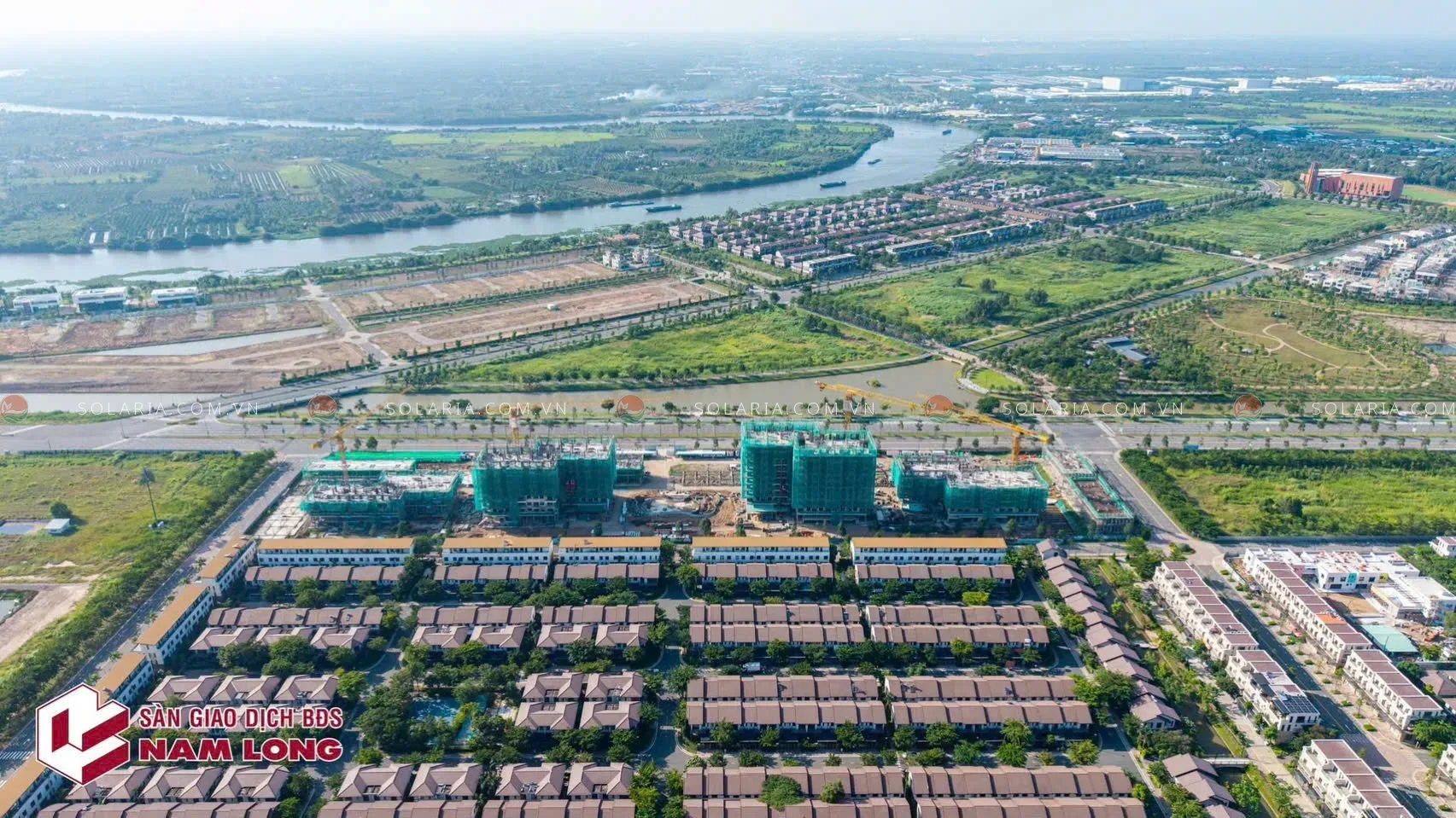 Toàn cảnh khu đô thị Waterpoint nhìn từ trên cao với các dãy biệt thự, liền kề và công trường đang thi công