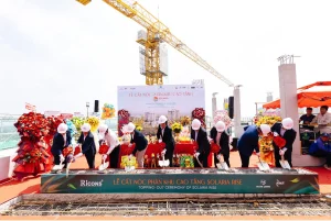 Đại diện Nam Long, NNR và Ricons thực hiện nghi thức cất nóc Solaria Rise