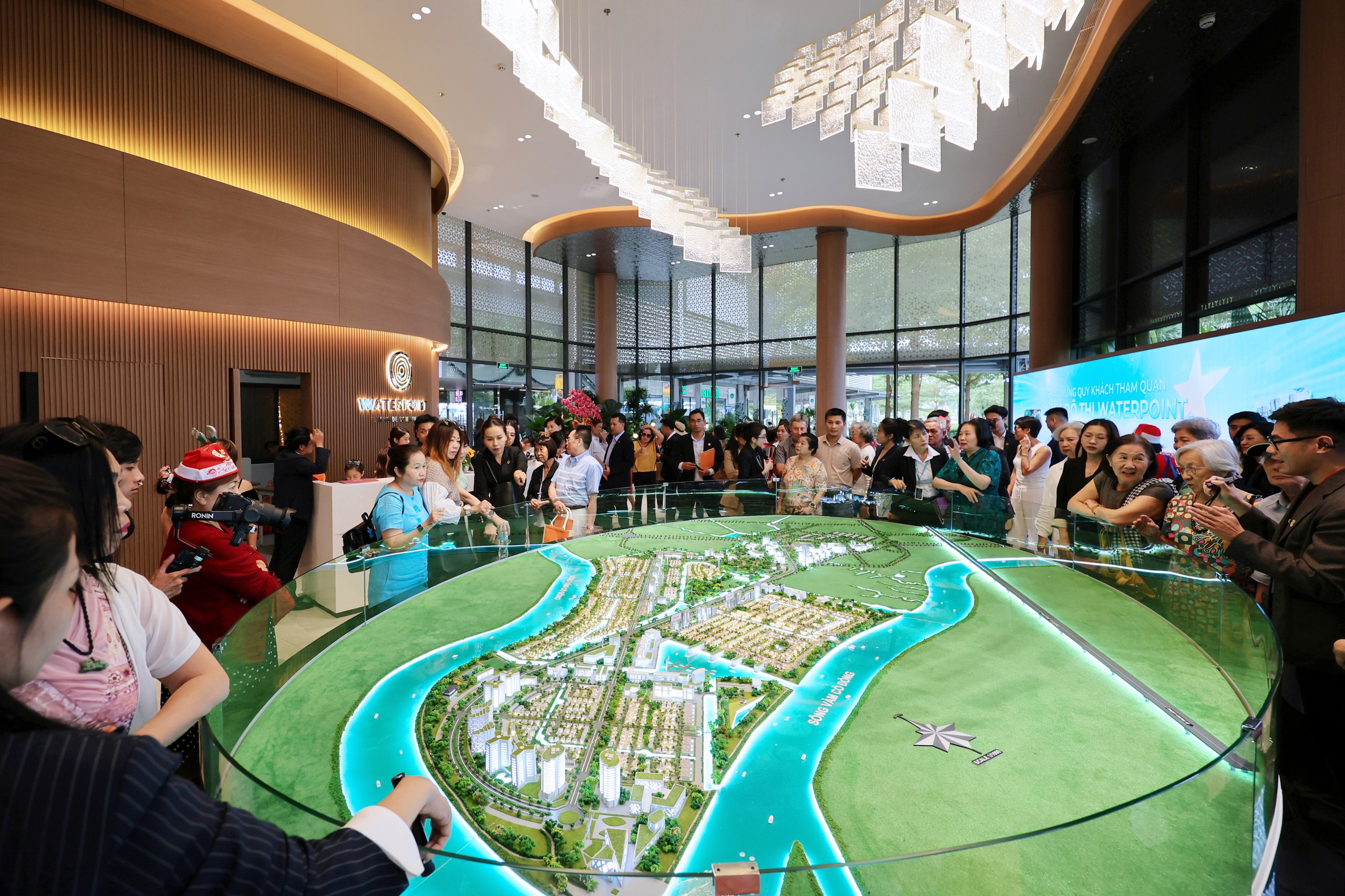 Khách tham quan mô hình khu đô thị Waterpoint, nơi dự án Solaria Rise của Nam Long tọa lạc