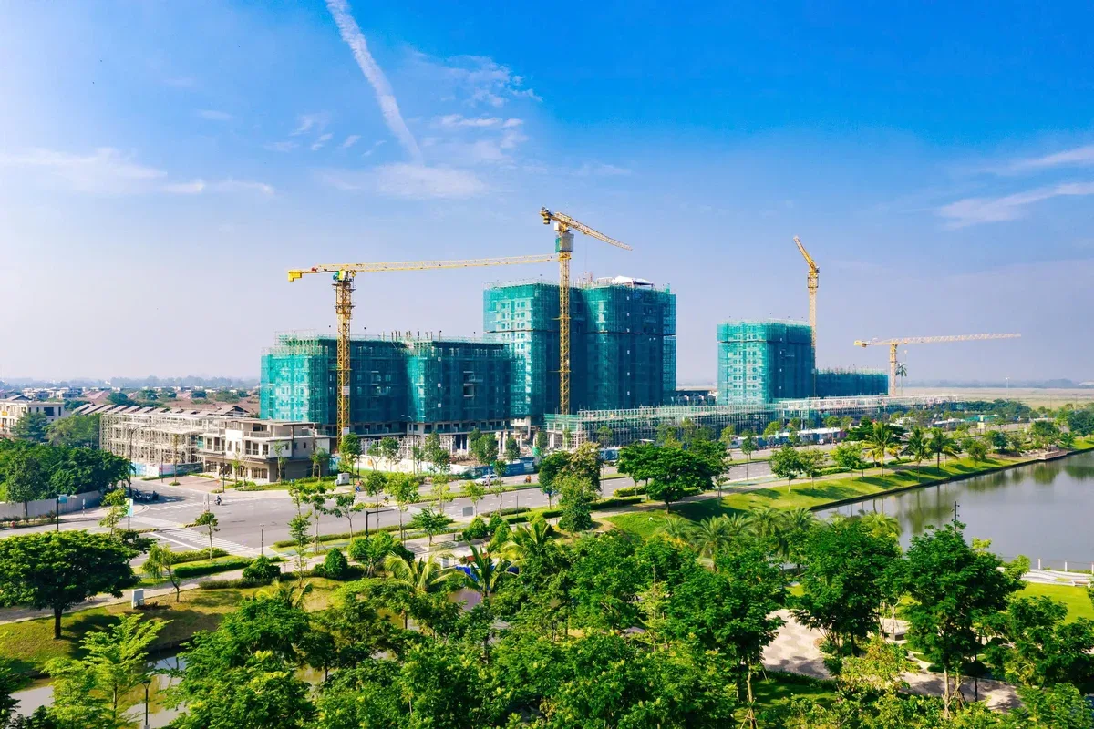 Toàn cảnh công trường 4 tòa tháp Solaria Rise đang thi công trong đại đô thị Waterpoint