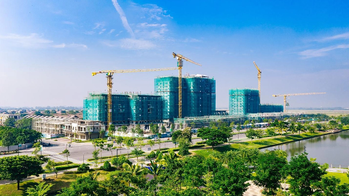 Toàn cảnh công trường thi công các tòa tháp cao tầng tại đại đô thị Waterpoint, nơi Nam Long cất nóc Solaria Rise